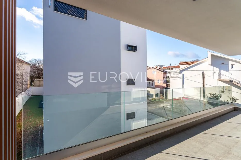 vodice, novogradnja, prostran stan u centru mjesta, 131,62 m² - slika 16