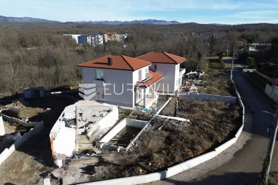matulji, mučići, novoizgrađena dvojna kuća roh bau, četverosoban stan 213 m², bazen - slika 8