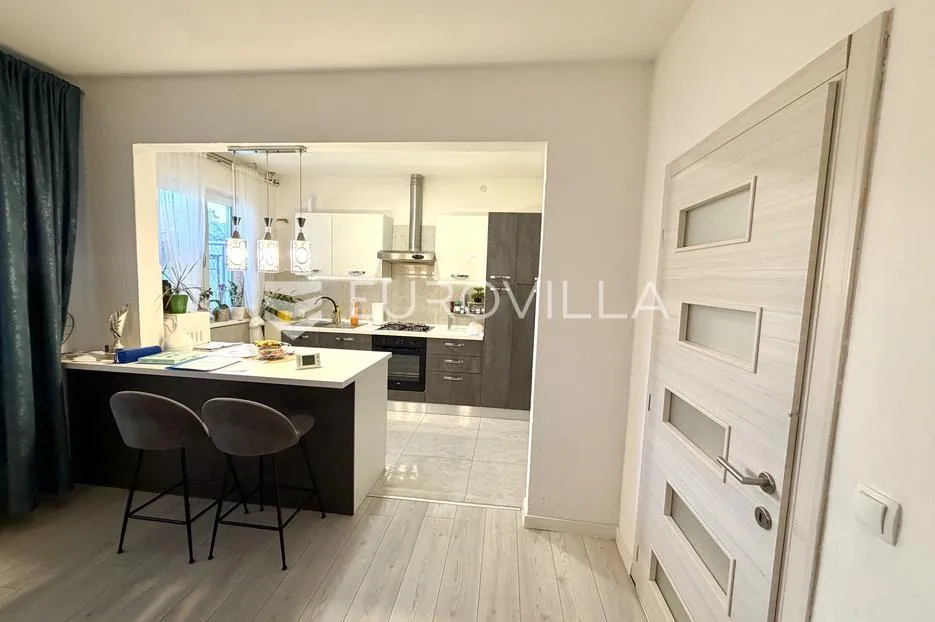 đakovo, centar, novouređena kuća 250 m² - slika 12