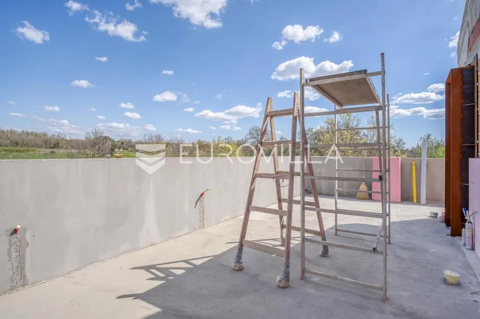 istra, okolica bala, kamena dizajnerska kuća 176 m² s bazenom - slika 27