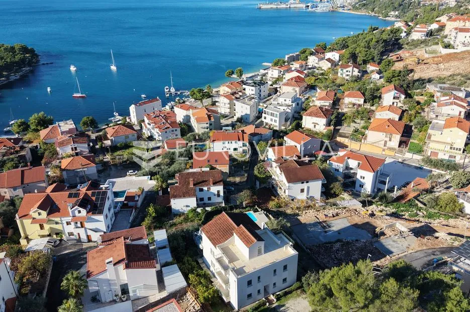 Trogir, Čiovo, dvosoban stan s balkonom i parkirnim mjestom - Okrug Gornji