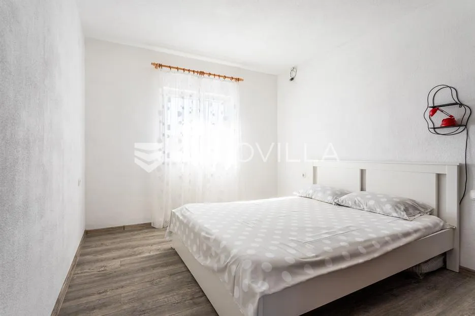 čiovo, okrug gornji, namještena kuća s četiri apartmana i prostranim dvorištem, treći red do mora - slika 5