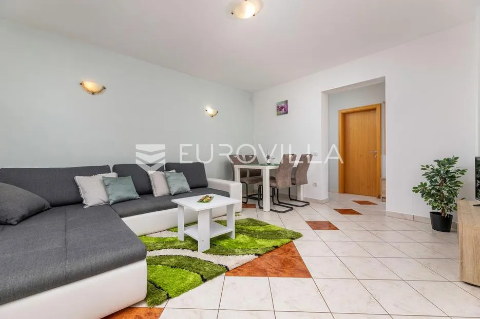 malinska, adaptirana kuća s tri stana 280,72 m², 800m od mora - slika 5