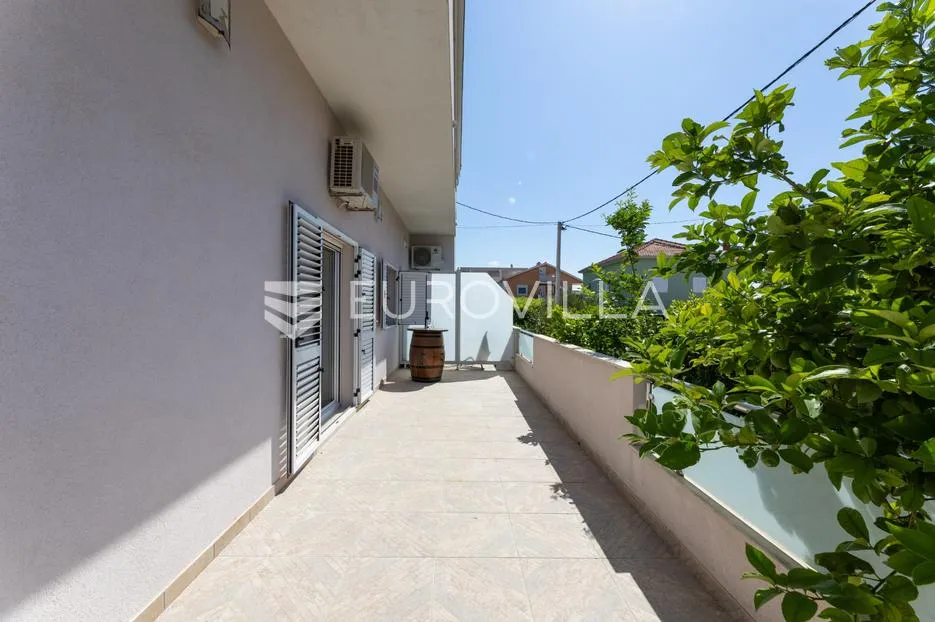 kaštel novi, komforan dvosoban stan u visokom prizemlju - slika 11