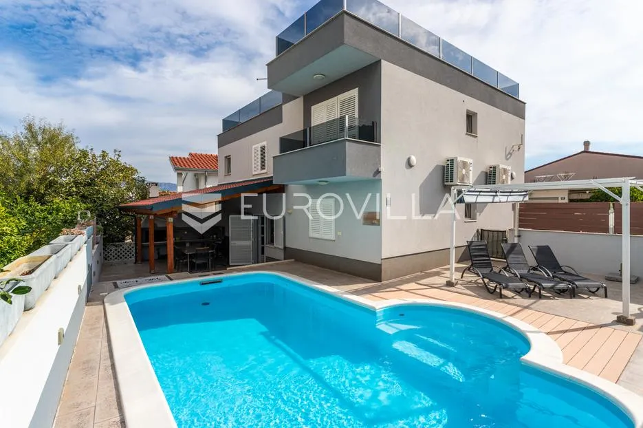 Čiovo, Slatine, kuća s bazenom na mirnoj lokaciji površine 179 m² - Slatine, Split