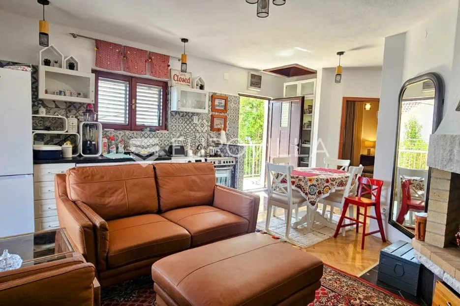 trogir, kuća s tri apartmana s pogledom na more na 50 m od mora - slika 3