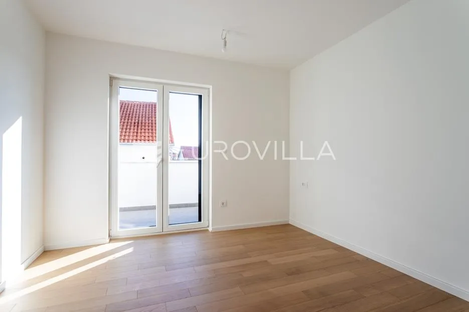 vodice, novogradnja, penthouse s krovnom terasom i pogledom na more, 141,80 m² - slika 10