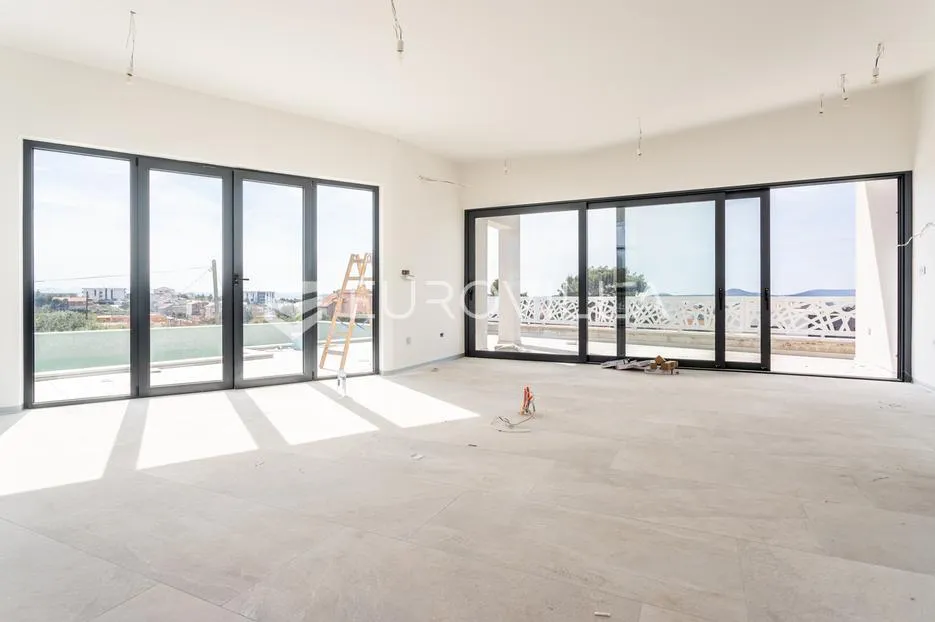 Vodice, moderan dvojni objek s bazenom