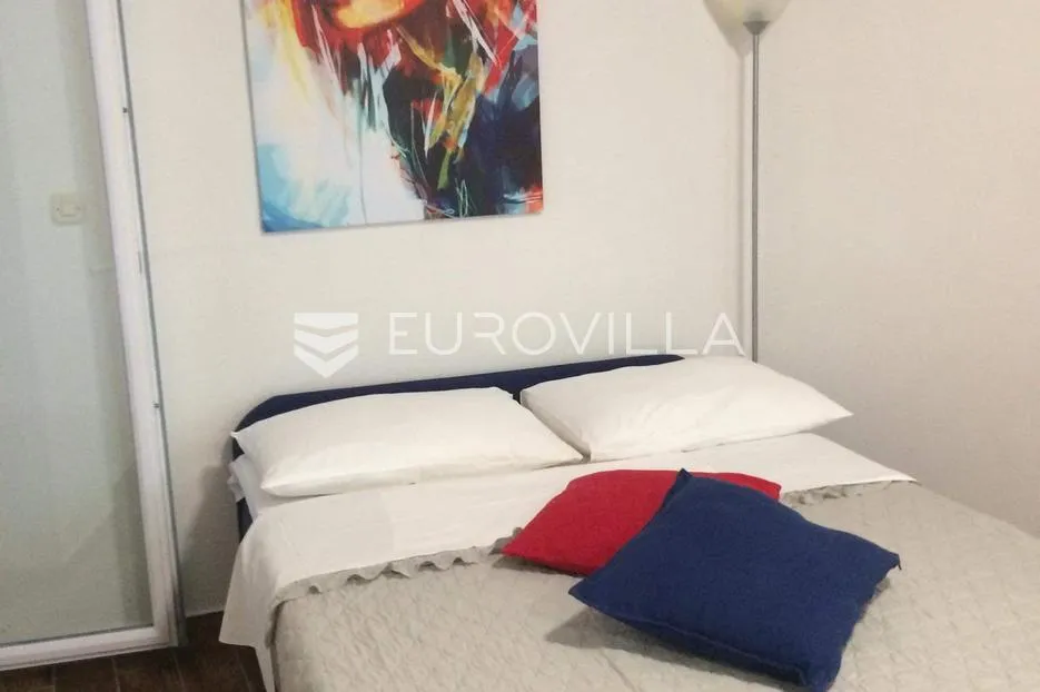 starigrad, tribanj, prostrana kuća s pogledom na more i šest apartmana - slika 17