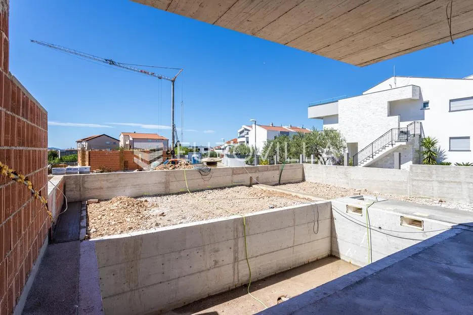 vodice, dvoetažni stan s bazenom i vrtom u izgradnji, 100,34 m² - slika 7