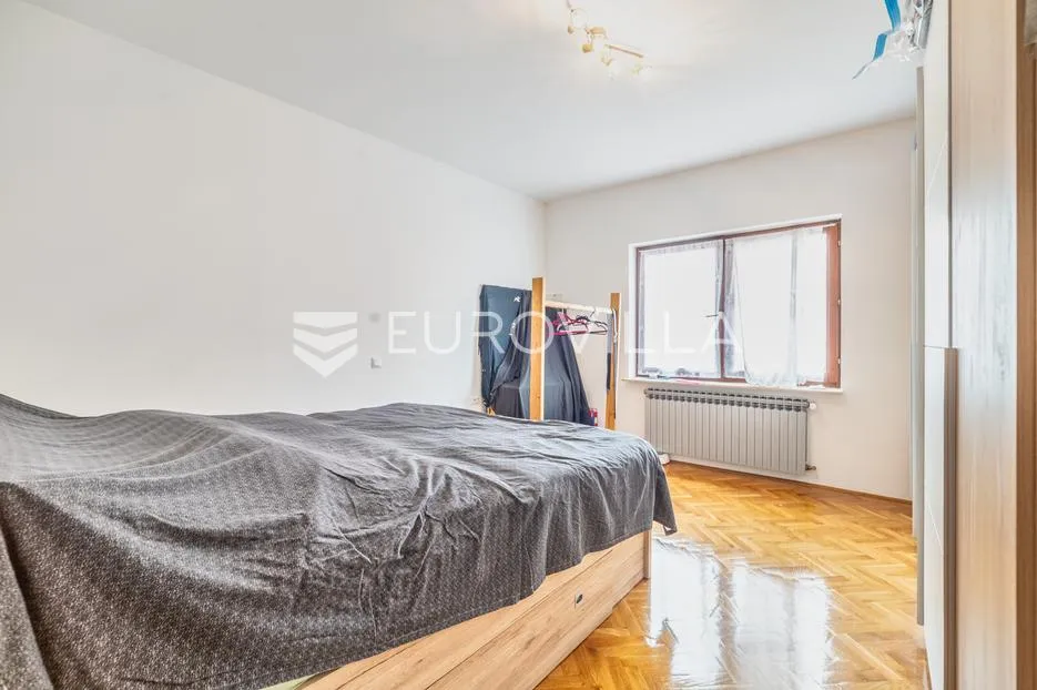 zagreb, gornja dubrava, odlična kuća s tri stana i garažom, 400 m² - slika 11
