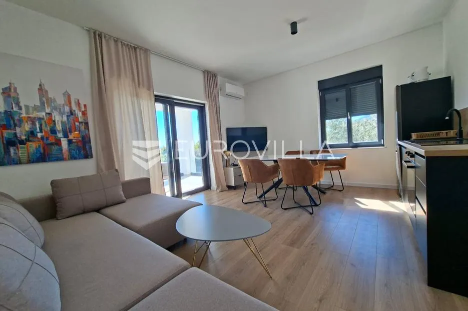 Lovran, moderan, namješten stan od 60 m2 u novogradnji s bazenom