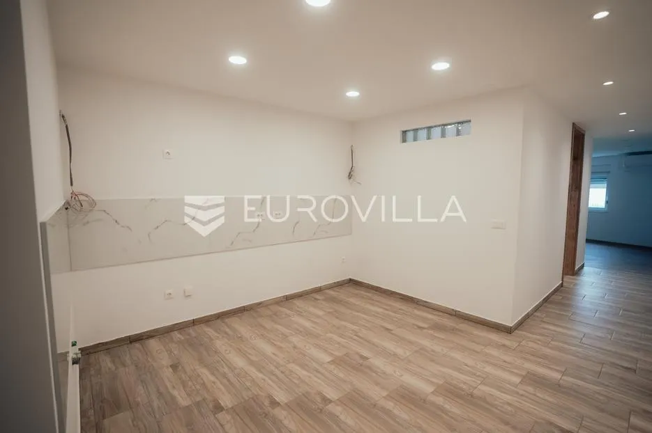 vukovar, centar, novouređen poslovni prostor 106 m², odlična lokacija - slika 2