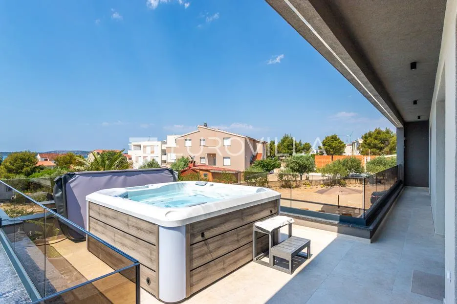 brodarica, moderna vila s bazenom, 283,62 m² - slika 32