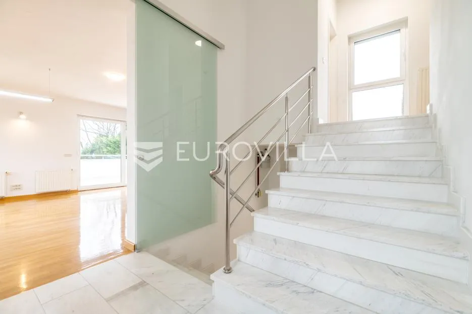 zagreb, gajnice, poslovna zgrada novije gradnje s tri stana, vrtom, ostavom i garažom, 453 m² - slika 1