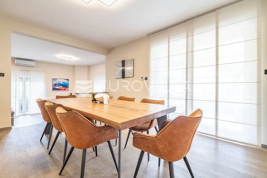 zagreb, jelekovići, prekrasna vila nkp 303,5 m2 na parceli 1786 m2 - slika 11