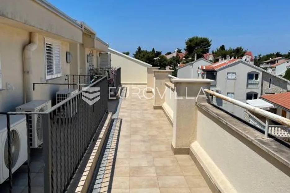 sveti filip i jakov, odličan apartman prvi red do mora - slika 6