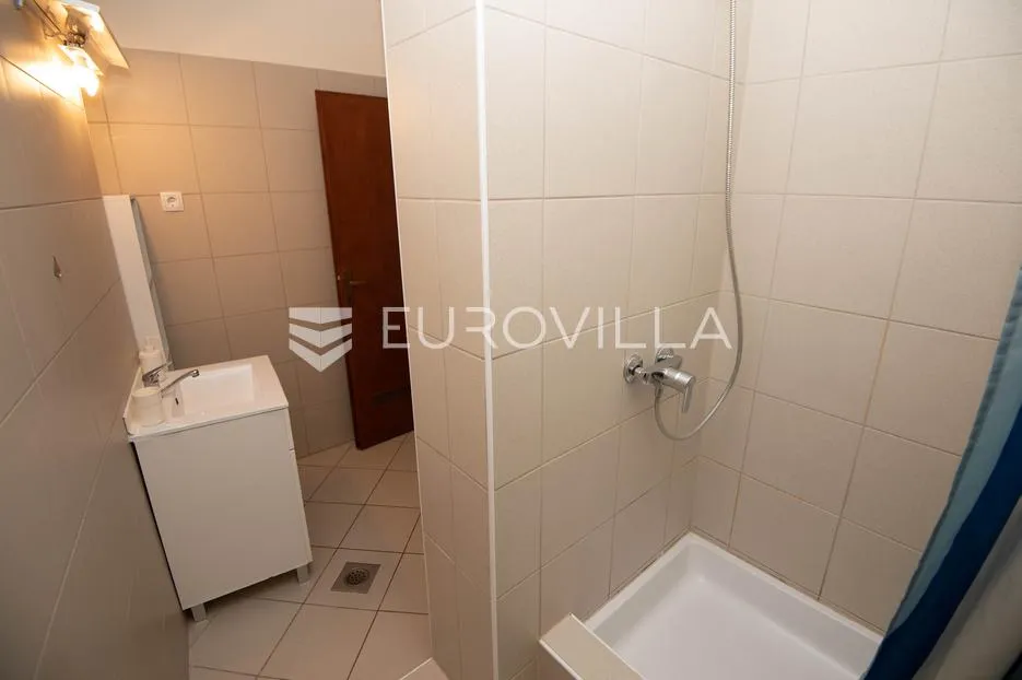 tisno, ekskluzivna apartmanska kuća prvi red do mora s panoramskim pogledom i brodicom - slika 49