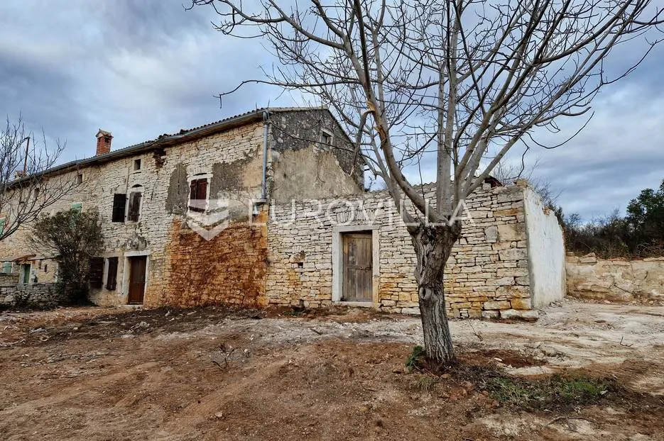 sv. lovreč, okolica, kamena kuća s velikom okućnicom i ishodovanom građevisnkom dozvolom - slika 11