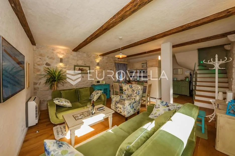 kaštel novi, dvoetažni dvosobni stan u centru, neto 71,7 m² - slika 4