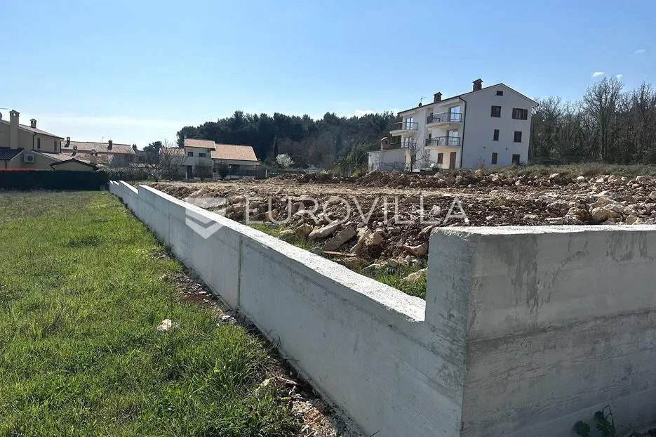 istra, višnjan, atraktivno građevinsko zemljište s pogledom na more i stari grad - slika 2