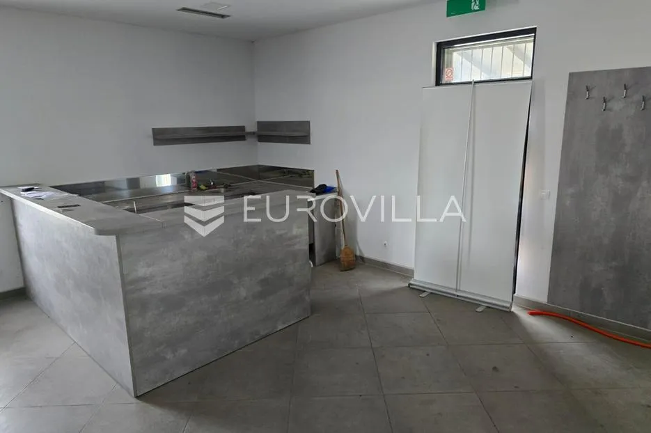 ivanić grad proizvodno skladišni prostor hala 514m2 na zemljištu 4163m2 - slika 17