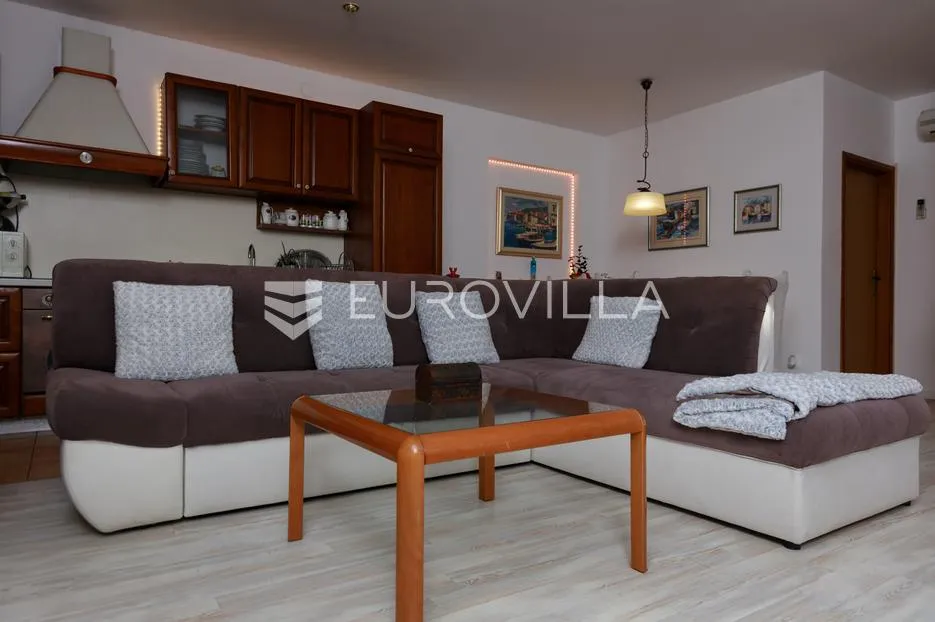 krk, malinska, trosoban stan 72 m² s privatnom okućnicom od 96 m² i parkingom - slika 3