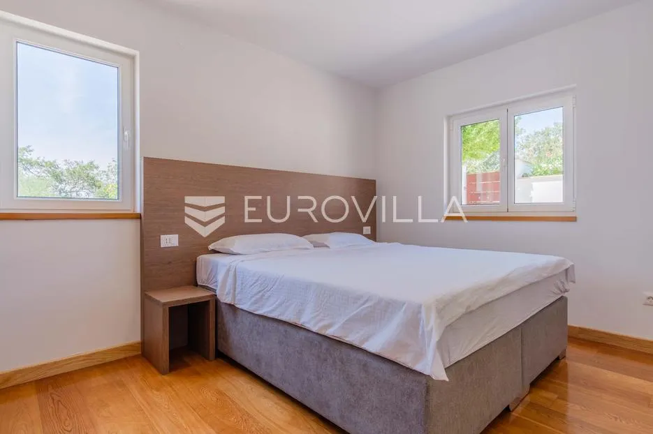 istra, poreč, unikatna dizajnerska vila s dodatnim apartmanom, wellnessom i grijanim bazenom - slika 54