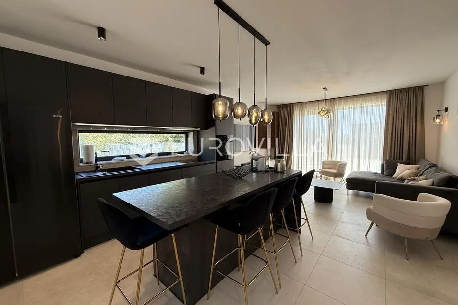 kaštel stari, moderna vila s bazenom i pogledom na more - slika 23
