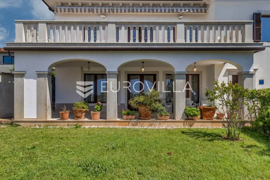 istra, umag - unikatna villa nkp 400 m2 na svega 30 m od mora - slika 4