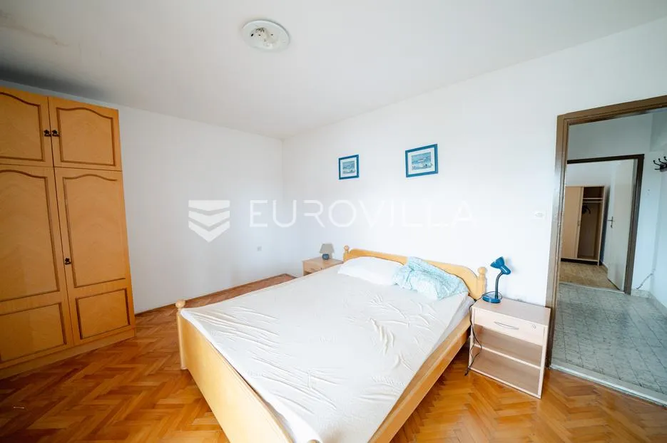 zadar, bibinje, kuća u centru s tri odvojena stana i pogledom na more - slika 16