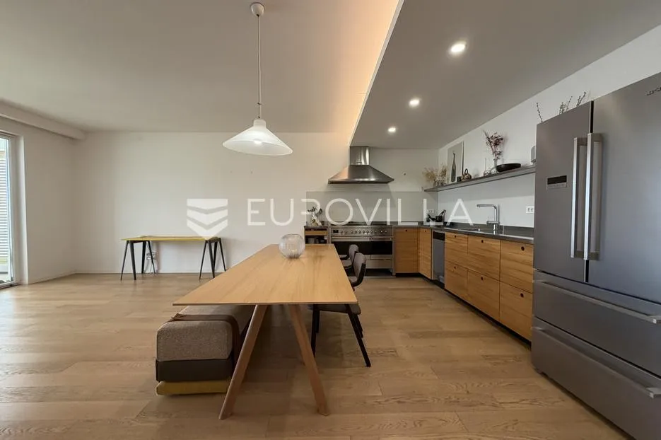 split, žnjan, morska vila, trosoban stan s lođom i dva garažna mjesta, pogled na more - slika 3
