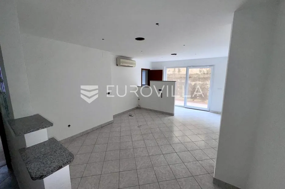 otok krk, njivice, četverosoban stan 67 m², parkirno mjesto - slika 1