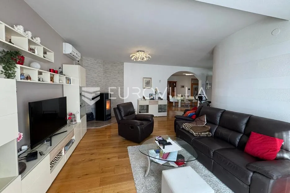 đakovo, vrhunska prizemnica, elegancija i prostranost na 267 m² - slika 18