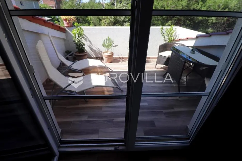 vir, dvojna kuća s dva apartmana i velikim vrtom, blizina centra i plaže - slika 10
