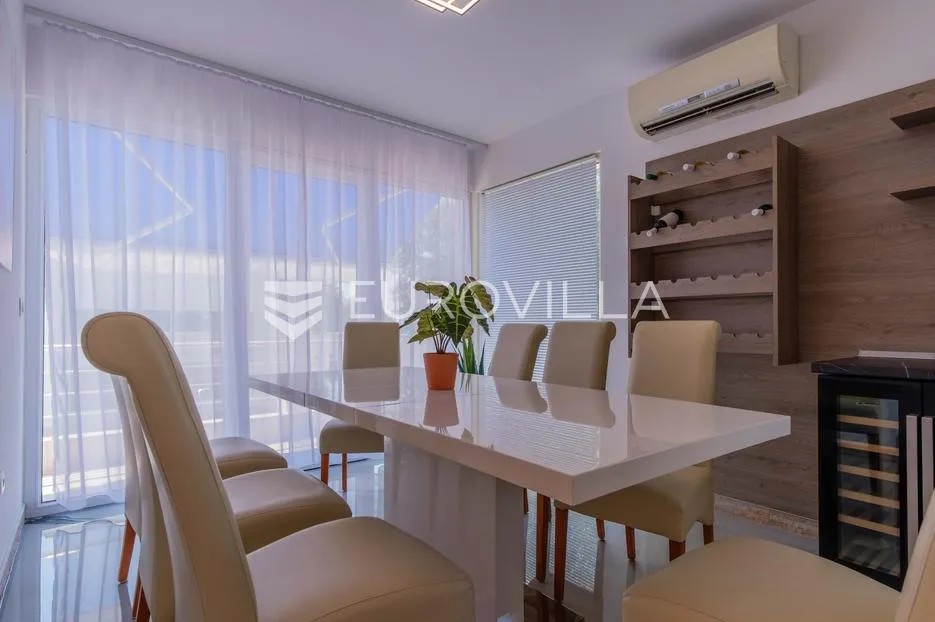 istra, poreč, unikatna dizajnerska vila s dodatnim apartmanom, wellnessom i grijanim bazenom - slika 22