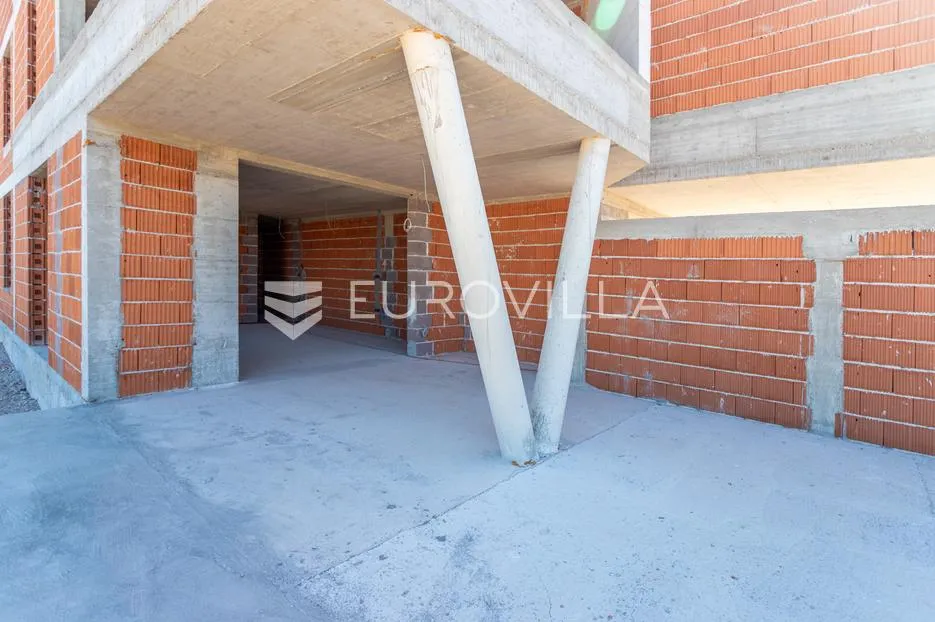 vodice, prostran dvosoban stan s bazenom i dvorištem, 125,91 m² - slika 10
