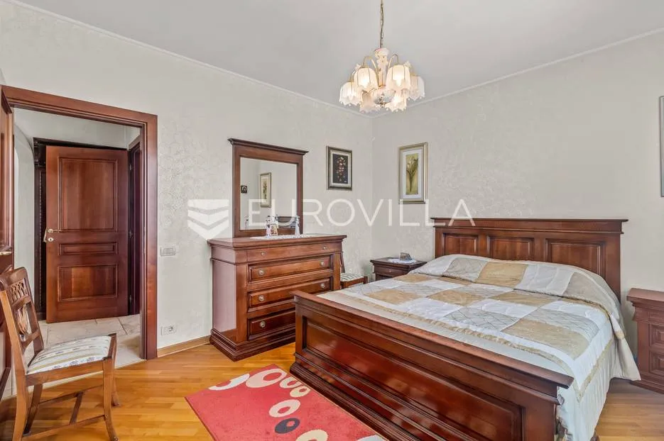 istra, umag - unikatna villa nkp 400 m2 na svega 30 m od mora - slika 36