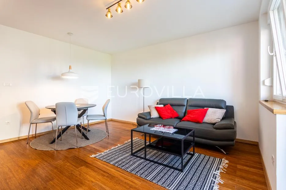 split, skalice, renoviran dvosoban stan 61 m², prvo useljenje, dugoročno - slika 5