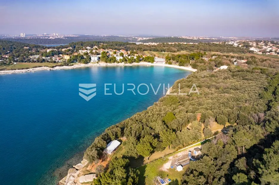 istra, banjole zemljište 2700 m2 prvi red do mora s dva legalizirana objekta 67 m2 i 24 m2 - slika 13