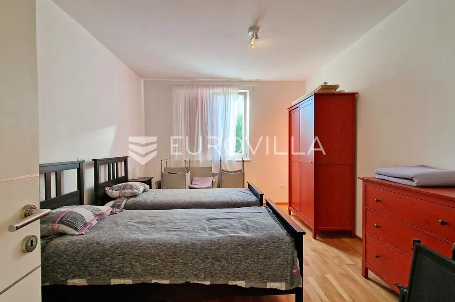 peroj, fažana, komforan stan 130 m² s vrtom 227 m² i prostranim suterenom - slika 17