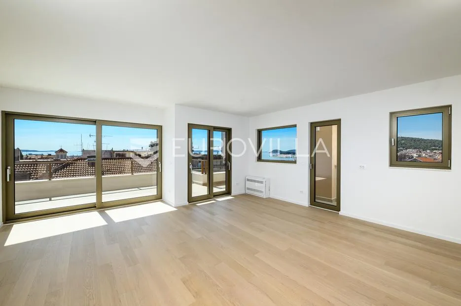Split, prekrasan penthouse s pogledom na more i grad