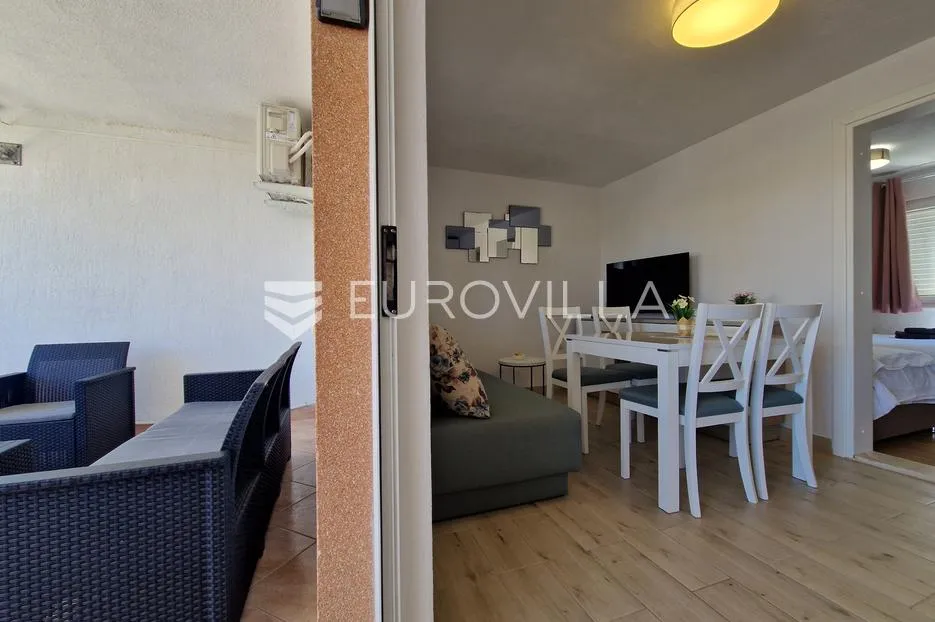 vir, simpatičan trosoban apartman svega 80 m od plaže s prostranom terasom - slika 16