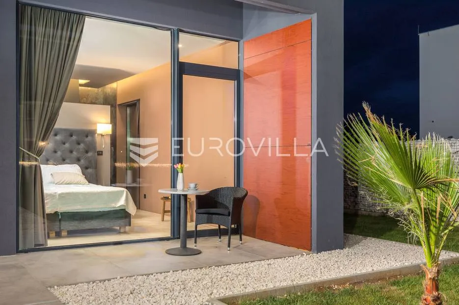istra, okolica pule, novogradnja vrhunska villa s bazenom 460 m do mora - slika 34