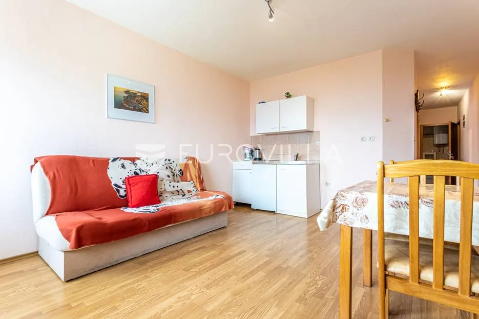 omiška rivijera- lokva rogoznica, apartmanska kuća s 8 stanova, udaljena 300 m od mora. - slika 24