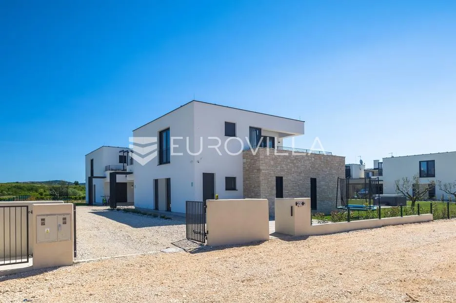 istra, brtonigla, moderna vila s bazenom i jacuzzijem - slika 3