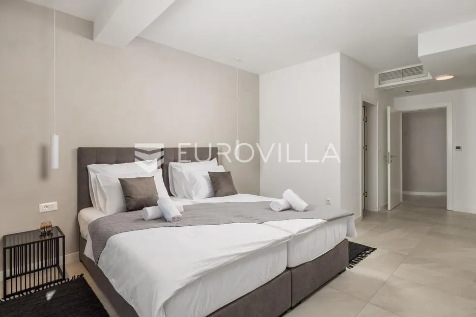 otok krk, malinska, luksuzna vila s dva apartmana u prvom redu do mora - slika 15