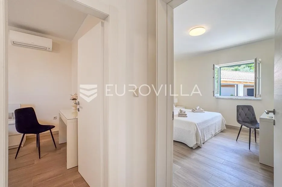 omiš, krilo jesenice, kuća s bazenom i ljetnom kuhinjom - slika 14