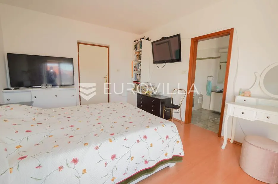zadar, bokanjac, prostrana kuća površine 376 m² s velikim potencijalom - slika 39