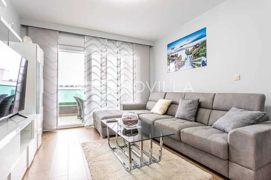 Makarska, uređen namješten stan 64,3 m² u novogradnji s pogledom na more